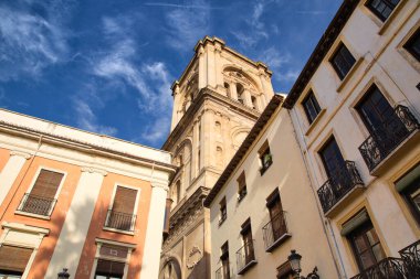 Tarihi bir şehir merkezinde Granada caddeleri
