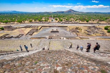 Mexico City, Meksika-21 Nisan 2018: Meksika Highlands antik Teotihuacan piramitlerine tırmanan turistler