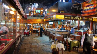 Montevideo, Uruguay-18 Haziran 2017: Ünlü Eski Şehir Montevideo Liman Pazarı (Mercado Del Puerto) ünlü ulusal et yemekleri servisi