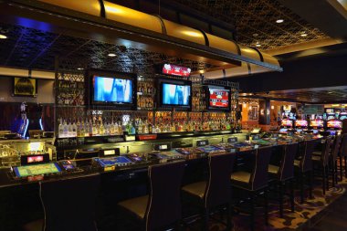 Las Vegas, Nevada-10 Mart 2017: gece eğlence alanında kumarhane makineleri