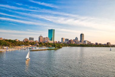 Boston şehir merkezinin panoramik manzarası ve Charles Nehri üzerindeki tarihi Longfellow köprüsünden tarihi merkez