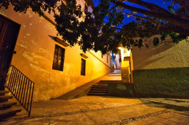 Guanajuato, Meksika, gece manzaralı eski şehir sokakları