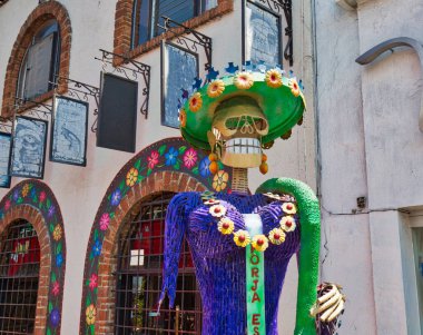 Guadalajara, Tlaquepaque, Meksika-20 Nisan 2018: Turizm sezonunun zirvesindeki Tlaquepaque manzaralı sokaklar