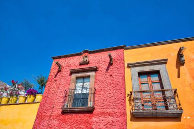 Meksika, San Miguel de Allende 'nin tarihi şehir merkezinde renkli binalar ve sokaklar