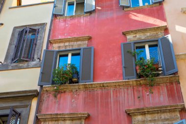 Vatikan yakınlarındaki tarihi şehir merkezinde güzel Roma sokakları