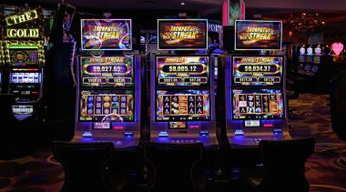 Las Vegas, Nevada-10 Mart 2017: gece eğlence alanında kumarhane makineleri