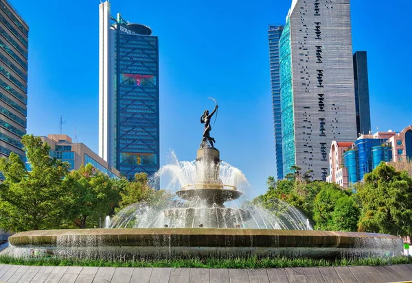 Mexico City, Meksika-22 Nisan 2018: Avcı Çeşmesi (Fuente de la Diana Cazadora) Paseo de la Reforma 'daki kavşakta yer almaktadır.
