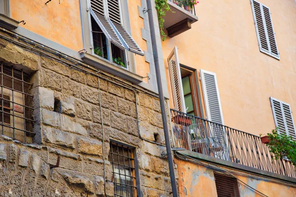 ランドマークブリッジ近くのフィレンツェの通り Ponte Vecchio — ストック写真