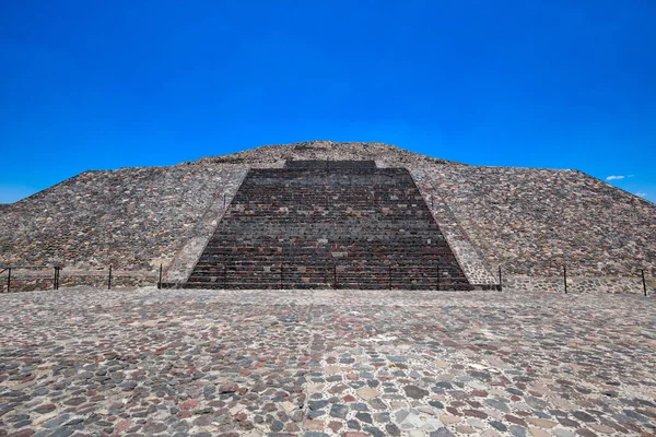 メキシコ市の近くに位置するランドマークTeotihuacanピラミッド — ストック写真