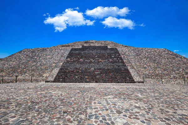 メキシコ市の近くに位置するランドマークTeotihuacanピラミッド — ストック写真