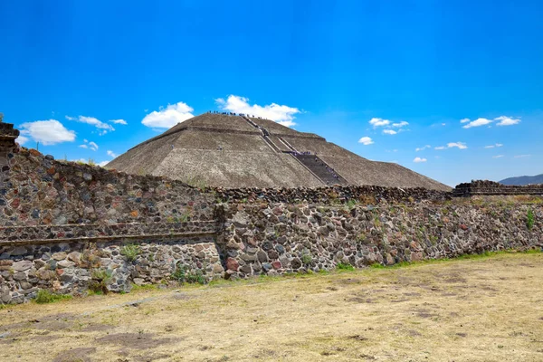 Mexico City Mexico April 2018 Toeristen Beklimmen Landmark Oude Teotihuacan — Stockfoto