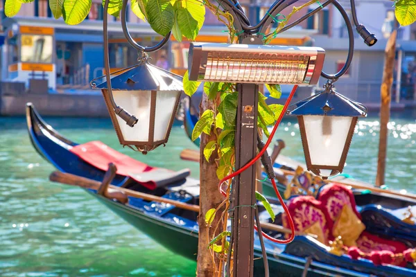 Venedik Teki Rialto Köprüsü Yakınlarında Turistleri Bekleyen Lüks Gondollar — Stok fotoğraf