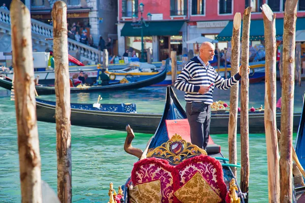 Veneza Itália Outubro 2017 Gôndola Luxo Espera Turistas Perto Ponte — Fotografia de Stock