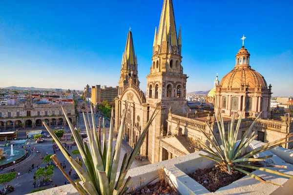 Guadalajara, Jalisc, Meksika-20 Nisan 2018: Guadalajara 'nın merkez meydanında yer alan Merkezi Tarihi Katedral (Meryem' in Asılmasının Katedrali)