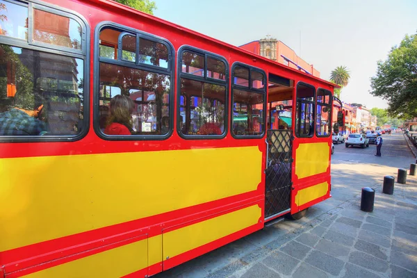 Autobús Turístico Que Lleva Los Turistas Recorrido Por Coyoacán — Foto de Stock