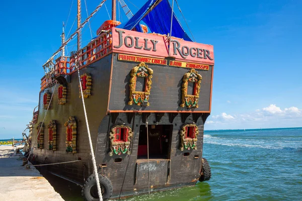 メキシコのカンクン 12月 2019 ジョリー ロジャー海賊ショーとクルーズは リビエラ マヤのカリブ海の海賊間の壮大な戦いで国民を楽しませます — ストック写真