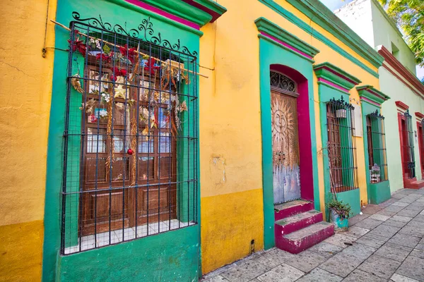 2018年12月1日 墨西哥瓦哈卡 历史城区的风景古城街道和五彩斑斓的殖民建筑 — 图库照片