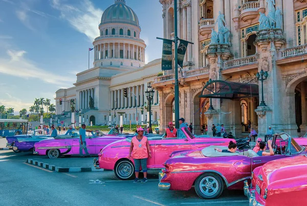 Αβάνα Κούβα Δεκέμβριος 2019 Vintage Πολύχρωμα Ταξί Που Περιμένουν Τους — Φωτογραφία Αρχείου