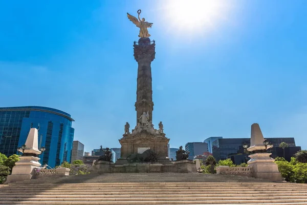 メキシコ市の歴史的中心部に近いレフォルマ通りに位置する独立記念碑の天使 — ストック写真