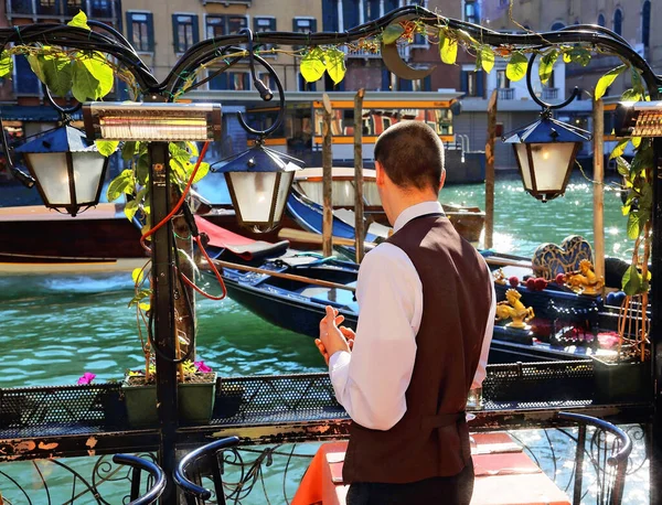 Garçom Restaurante Veneza Itália — Fotografia de Stock