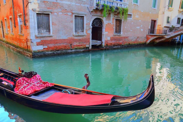 베네치아의 리알토 근처에서 관광객들을 기다리고 곤돌라 — 스톡 사진