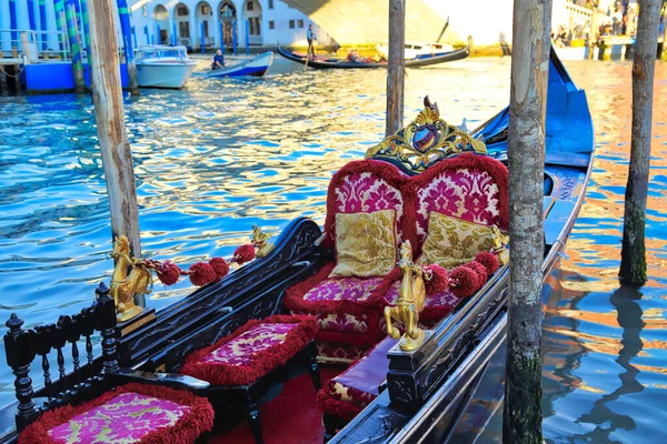 Venedik Teki Rialto Köprüsü Yakınlarında Turistleri Bekleyen Lüks Gondollar — Stok fotoğraf
