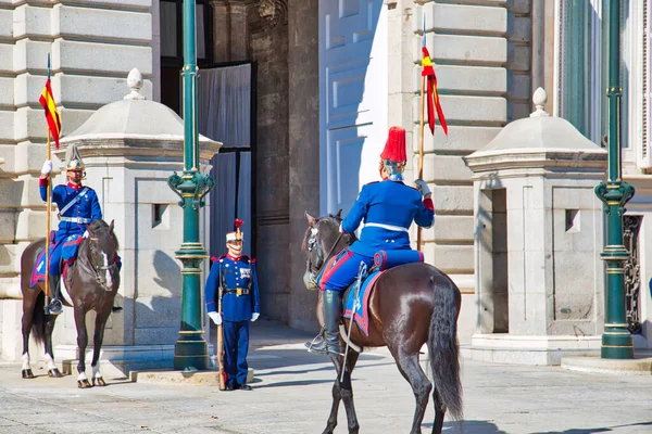 2018年10月22日スペイン マドリード マドリードの歴史的中心部にある王宮前の国家警備隊の変更 — ストック写真