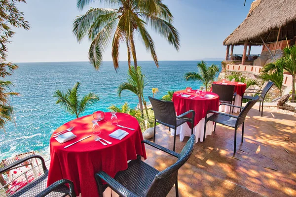 Puerto Vallarta, Banderas Körfezi yakınlarındaki manzaralı okyanus manzaralı romantik lüks bir restoran.