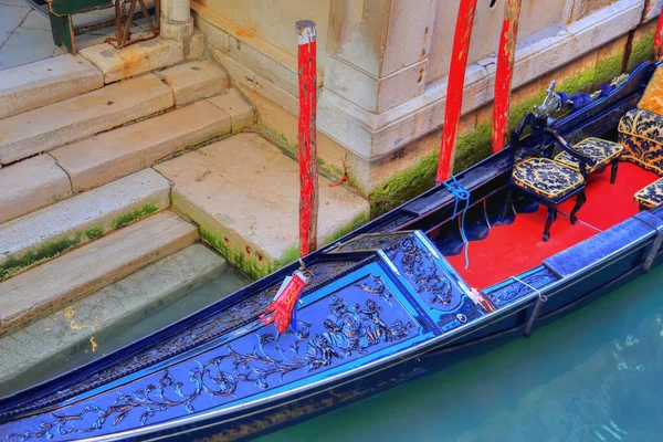 Гондола Чекає Туристів Біля Мосту Ріальто Венеція — стокове фото