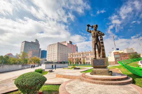 Monterrey, Meksika-11 Aralık 2018: Monterrey, İşçi Anıtı (Monumento a los Obreros) tarihi kent merkezinde Macroplaza Meydanı