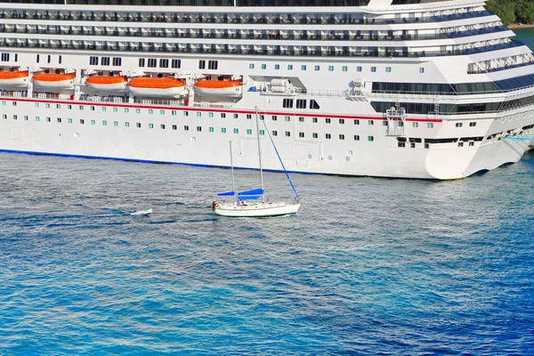 Crucero Atracado Cerca Isla Santo Tomás Crucero Vacaciones Del Caribe — Foto de Stock