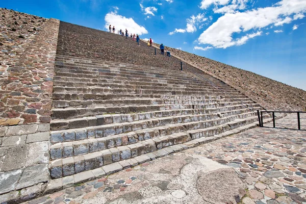 2018年4月21日メキシコ市 メキシコ市の近くに位置するランドマークTeotihuacanピラミッドを登る観光客 — ストック写真