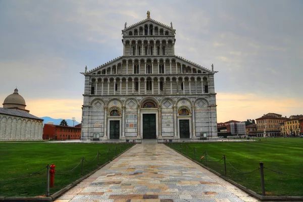 Ünlü Pisa Kulesi Nin Yakınındaki Bir Kilisenin Manzarası — Stok fotoğraf