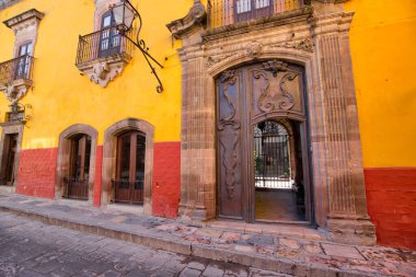 Meksika, San Miguel de Allende 'nin tarihi şehir merkezinde renkli binalar ve sokaklar