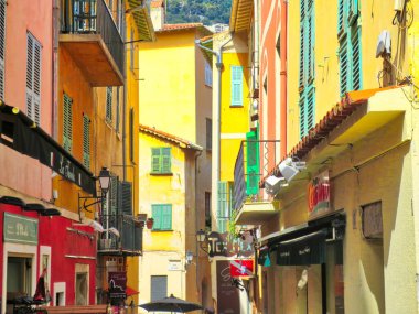 Villefranche, Fransa-3 Haziran 2019: Deniz kenarındaki tarihi şehir merkezinde Villefranche caddeleri