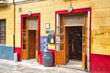 Granada, İspanya - 16 Ekim 2017: Alhambra Sarayı yakınlarında ulusal gıda hizmeti veren moda kafe