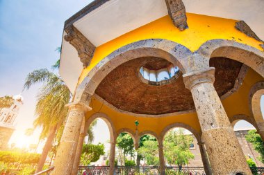 Bir turizm sezonunda Tlaquepaque manzaralı sokaklar