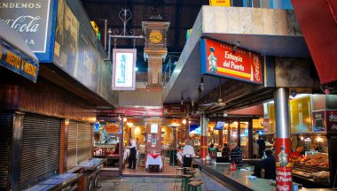 Montevideo, Uruguay-18 Haziran 2017: Ünlü Eski Şehir Montevideo Liman Pazarı (Mercado Del Puerto) ünlü ulusal et yemekleri servisi