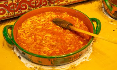 Geleneksel lüks Meksika restoranı Oaxaca tarihi şehir merkezinde ulusal gıda hizmeti veriyor.