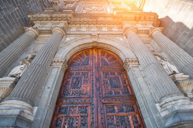Mexico City, Metropolitan Katedrali. Kutsal Bakire Meryem 'in, Zocalo Plaza' nın ana katedralinde, Meksika 'nın simgesi olan kutsal katedrale alınması.