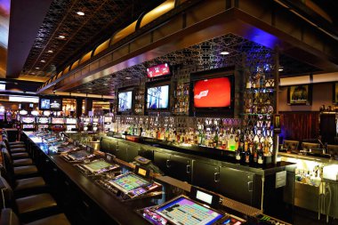 Las Vegas, Nevada-10 Mart 2017: gece eğlence alanında kumarhane makineleri
