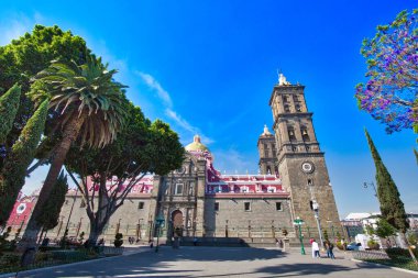 Puebla, Meksika-20 Nisan 2018: Meksika, Puebla Katedrali Zocalo 'nun merkezi, tarihi şehir merkezi