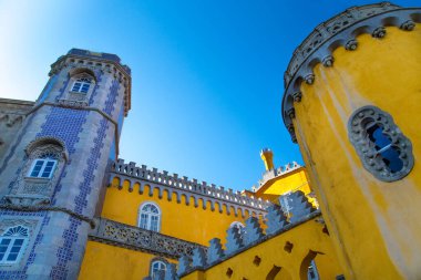 Sintra, Portekiz-17 Mayıs 2019: Sintra, Portekiz 'deki Manzaralı Renkli Park ve Pena Ulusal Sarayı