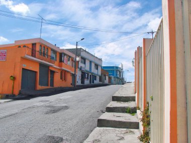 Latacunga, Ekvador-20 Ağustos 2018: Cotopaxi Eyaletinin başkenti Ekvador 'da Latacunga şehrinin sömürge sokakları