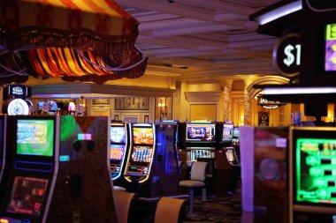 Las Vegas, Nevada-10 Mart 2017: gece eğlence alanında kumarhane makineleri