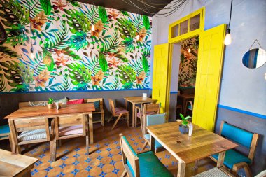 Monterrey, Meksika-9 Aralık 2018: Eski şehrin merkezinde (Barrio Antiguo) turizm sezonunun zirvesindeki renkli kafeler ve restoranlar