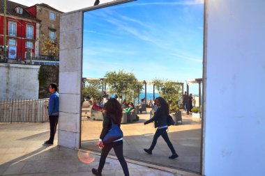 LISBON, PORTUGAL ECTOBER 16, 2017: Ünlü Alfama Manzarası 'nın tadını çıkaran insanlar