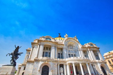 Mexico City, Mexico-2 Aralık 2018: Mexico City Tarih Merkezi (Zocalo) yakınlarındaki Alameda Central Park 'taki Güzel Sanatlar Sarayı (Palacio de Bellas Artes))