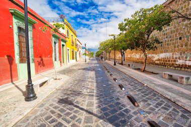 Oaxaca şehri, Manzaralı eski şehir sokakları ve tarihi şehir merkezinde renkli koloni binaları