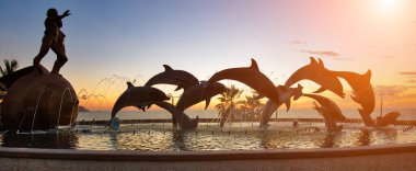 Mazatlan, Meksika-10 Nisan 2019: Okyanus gözcüleri ve manzaralı ünlü Mazatlan deniz gezisi (El Malecon)